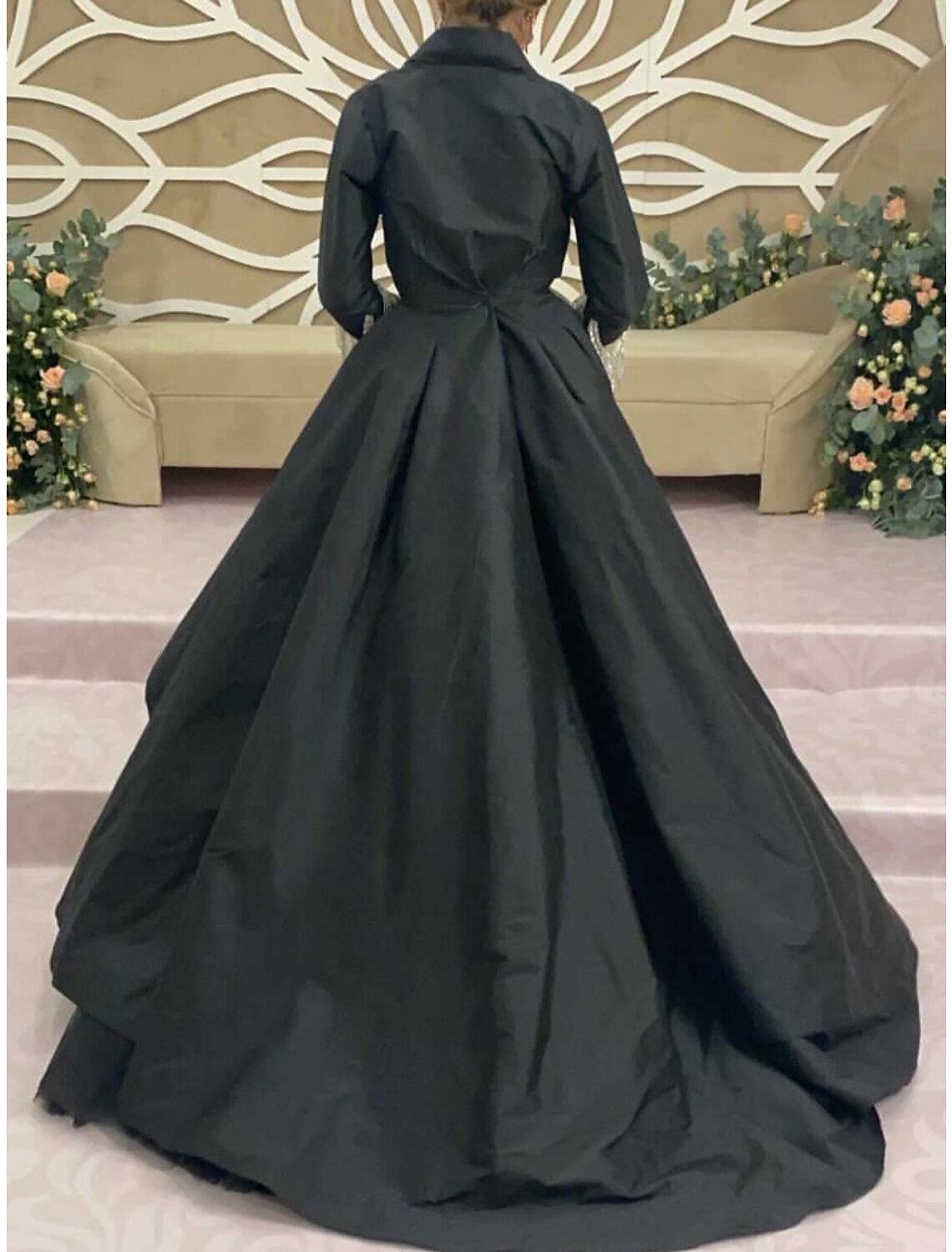 Abito da sera a trapezio, elegante, formale, con strascico a ruota, nero, a maniche lunghe, con colletto a camicia, in raso con pieghe e nappe, 2025